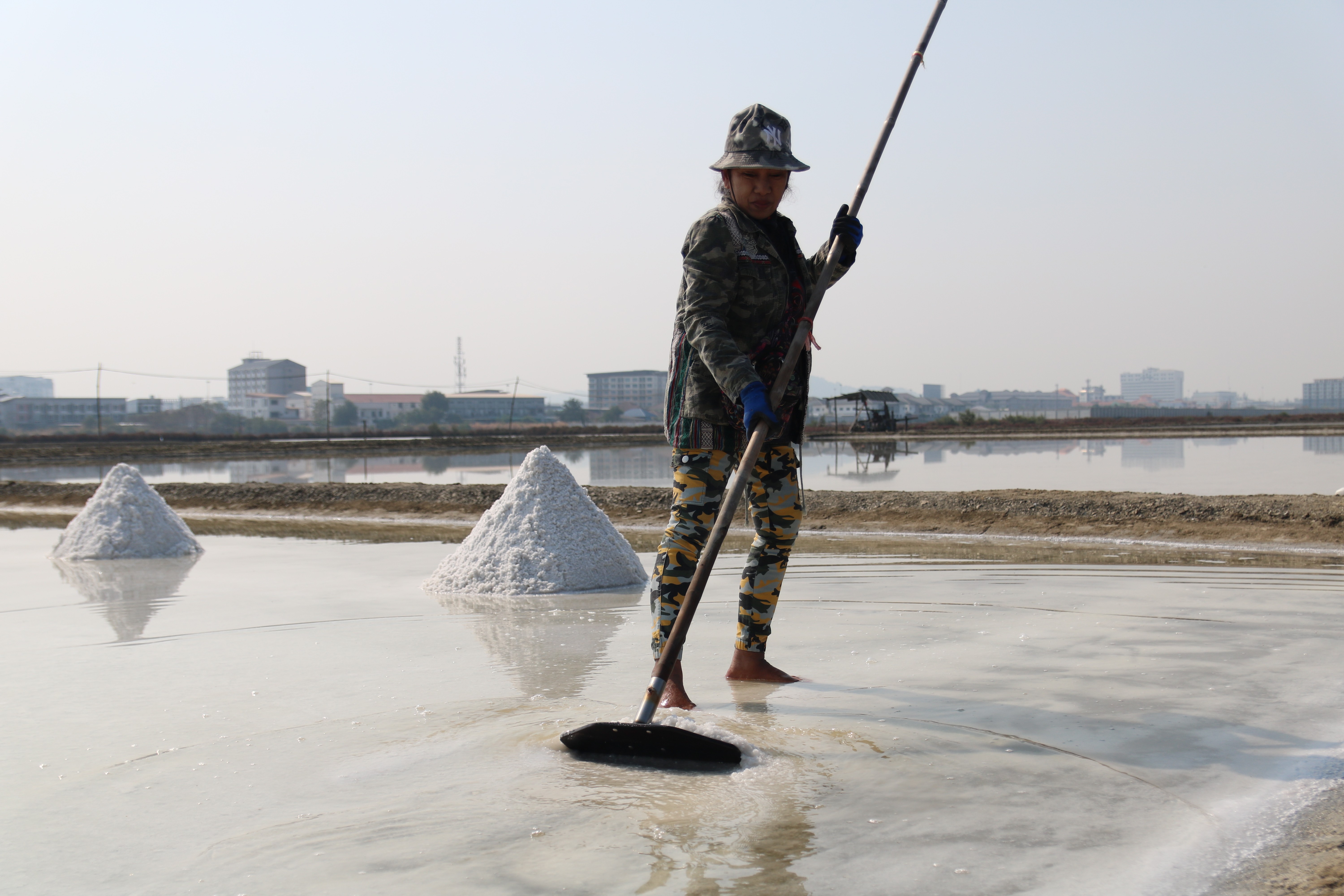 title - ส.ป.ก. ร่วมติดตามรองปลัดกระทรวงเกษตรและสหกรณ์ ลงพื้นที่ตรวจเยี่ยมชุมชน เพื่อรับฟังข้อคิดเห็นเกษตรกรผู้ผลิตเกลือทะเล พื้นที่จังหวัดชลบุรี